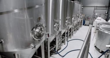Bira demlemek için paslanmaz çelik tanklar. Bira fabrikasında büyük paslanmaz fıçılar. Bira fermantasyonu için ekipman. Bira ekipmanları. Fabrika, bira fabrikası kavramı. Modern bira fabrikası.