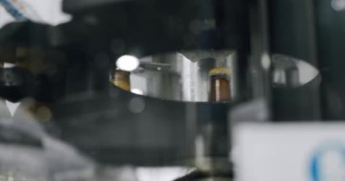 Dolu bira şişelerinin kaplama işlemi. Şişe kaplama makinesi. Fabrika, bira fabrikası kavramı. Kaplama işlemi sırasında otomatikleştirilmiş bira şişeleri. Bira şişelerinin taşıma bandında hareket ettiği bir video..