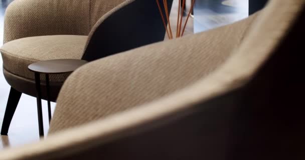 Sluiten Stof Textiel Moderne Bruine Fauteuil Relaxstoel Modern Minimalistisch Huis — Stockvideo