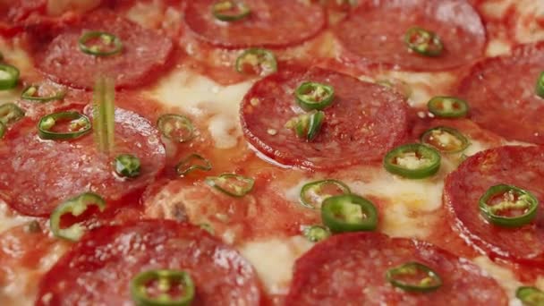 Close Slow Motion Hot Green Pepper Потрапляють Піцу Приготовану Пепероні — стокове відео
