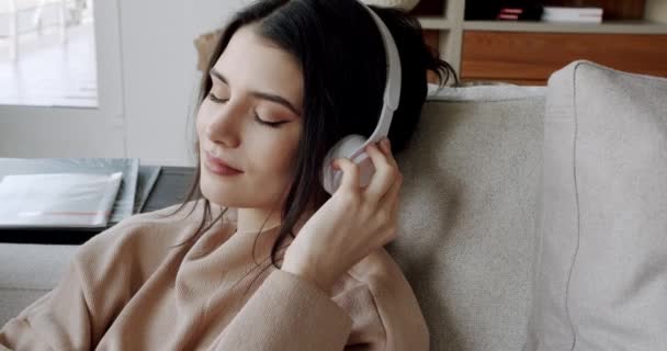 Уважну Молоду Щасливу Жінку Яка Носить Бездротові Навушники Слухає Розслаблюючу — стокове відео