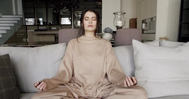 Jovem Calma Meditando Com Olhos Fechados Seguida Abrindo Seus Belos — Vídeo de Stock