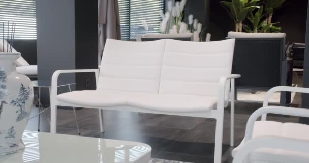 Móveis Verão Branco Terraço Com Cadeira Minimalista Mesa Mobiliário Para — Vídeo de Stock