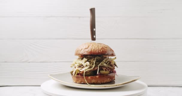 Cool Krásné Čerstvé Šťavnaté Vařené Burger Otáčet Točitém Stole Bílém — Stock video