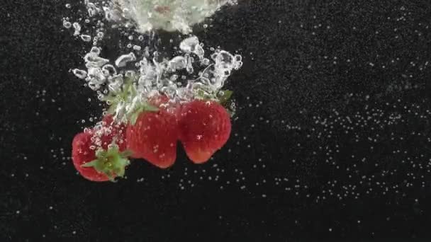 Färsk Jordgubbsfrukt Föll Vattenskott Superslow Motion Fallande Färska Jordgubbar Vatten — Stockvideo