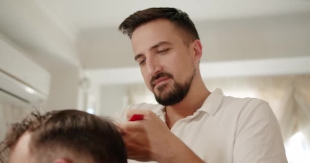 Coupe Cheveux Moderne Dans Salon Coiffure Service Clientèle Homme Élégant — Video