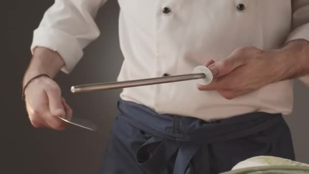 Primer Plano Del Chef Afilando Cuchillo Fresco Antes Cortar Carne — Vídeo de stock