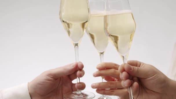 Vánoční Večírek Přáteli Dvě Sklenky Šampaňského Bílém Izolovaném Pozadí Cheers — Stock video