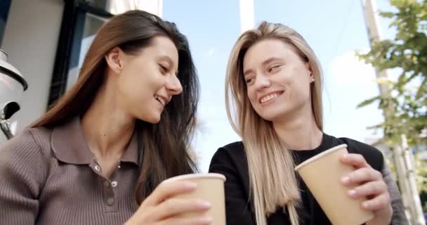 Dwie Dziewczyny Odpoczywają Podają Kawę Herbatę Zewnątrz Dzień Pracy Rozmawiają — Wideo stockowe