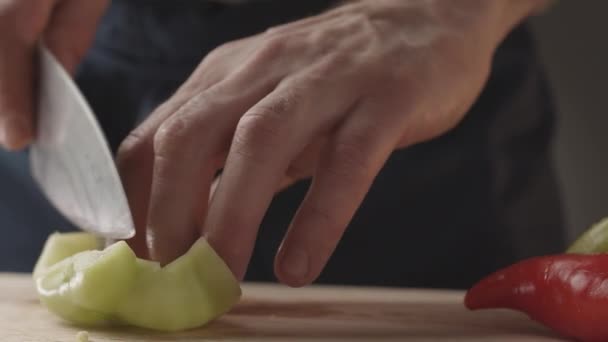 Genç Aşçının Önden Görünüşü Kesme Tahtasındaki Bıçakla Ince Dilimler Halinde — Stok video