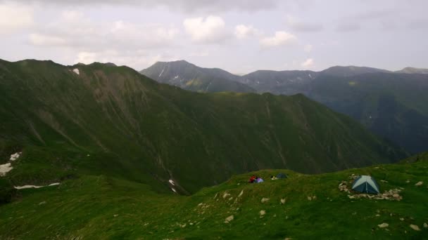 Tourist Der Nähe Seines Zeltes Den Frühlingsbergen Berghügel Bei Sonnenuntergang — Stockvideo