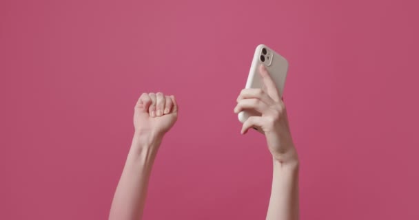 Jonge Vrouw Maakt Gebruik Van Een Smartphone Toont Het Symbool — Stockvideo