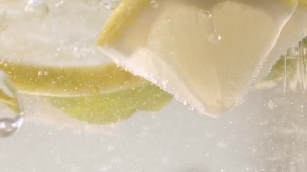 Macro Close Glas Koud Bruisend Drankje Met Limoenschijfjes Gele Citroen — Stockvideo