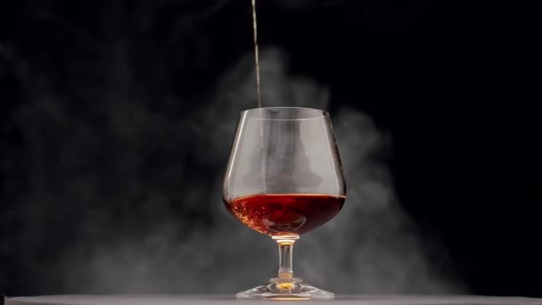 Luxusní Brandy Sklenice Zlatým Koňakem Izolovaném Černém Pozadí Kouřem Brandy — Stock video