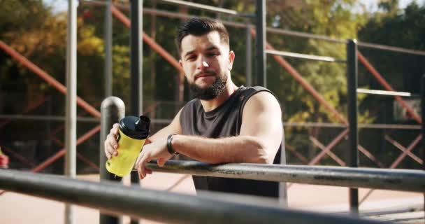 Athletic Man Drinking Water Grueling Cardio Young Aspiring Bodybuilder Resting — Vídeo de stock