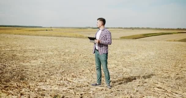 Молодий Фермер Стоїть Польовому Сільському Господарстві Використовує Цифровий Планшет Концепція — стокове відео