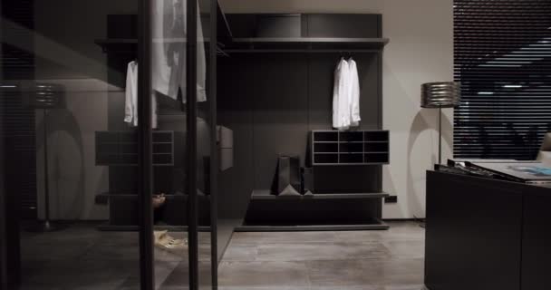 Kaygan Siyah Kapılı Siyah Gardırop Dolapta Yürüyen Lüks Yatak Odası — Stok video