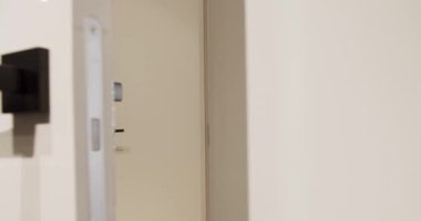 Modern bir evde kapatılan minimalist beyaz kapı beyaz kapılı ve siyah minimalist saplı Modern Apartman. Yaşam tarzı ve şık bir oda. Modern Showroom.
