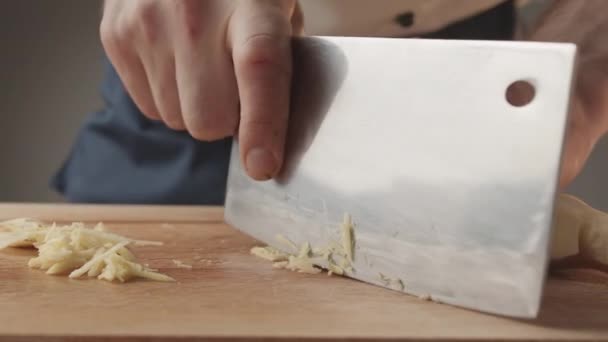 Genç Aşçının Önden Görünüşü Kesme Tahtasındaki Bıçakla Zencefilin Ince Dilimlerini — Stok video