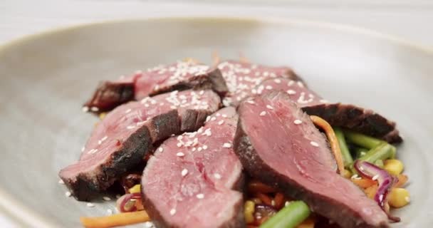 Yakın Dilimlenmiş Pişmiş Biftekli Izgara Sebze Salatası Dilimlenmiş Sığır Eti — Stok video