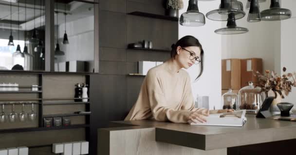 Mujer Joven Leyendo Libro Sala Cocina Atractiva Mujer Motivada Anteojos — Vídeos de Stock