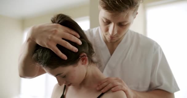 Fisioterapeuta Tratando Muñeca Hombro Espalda Del Paciente Examinado Hospital Concepto — Vídeos de Stock