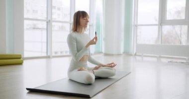 Palo Santo 'yla meditasyon yapan kadın, kutsal ahşap, stüdyoda dinlenme zen uygulaması bitkisel şifa, yoga ya da aura temizliği. Esrarengiz ayinler için gerekli tütsü, Bursera Graveolens
