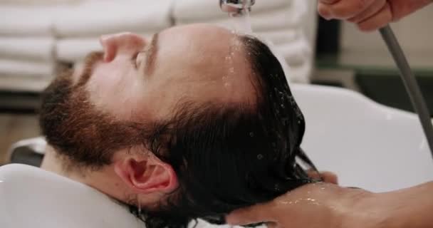 Hombre Atractivo Salón Belleza Servido Por Barbero Lava Cabeza Con — Vídeo de stock