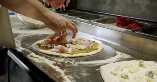 Chef Prepara Pizza Cocina Del Restaurante Pizza Napolitana Italiana Con — Vídeo de stock