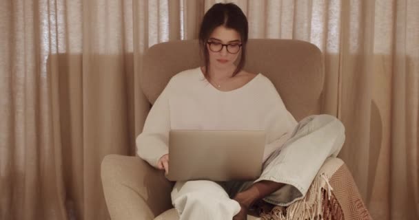 Gyönyörű Fiatal Dolgozik Laptop Számítógép Miközben Széken Érzéki Lány Pulóvert — Stock videók