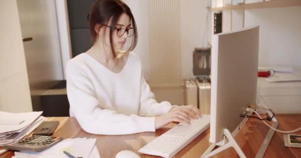 Fokuserad Ung Kvinna Glasögon Som Arbetar Skrivbordet Ung Affärskvinna Som — Stockvideo