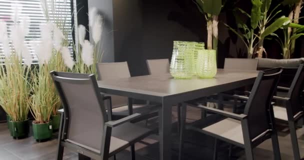 Moderne Zwarte Stoelen Voor Luxe Villa Zomerterrasmeubilair Met Minimalistische Stoel — Stockvideo