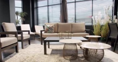 Modern beyaz ve bej mobilyalar bahçe ve modern lüks konak için. Minimalist daire. Açık masa ve bahçe parkı için sandalyeler. Modern Sandalyeler, Minimalist sandalyeli Yaz Terası.