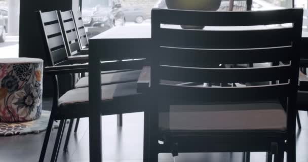 Zomerse Zwarte Terrasmeubels Met Minimalistische Stoel Tafel Meubilair Voor Tuin — Stockvideo