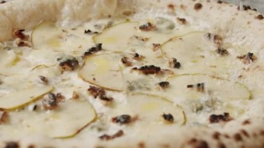 4 peynirli Big Pizza ve armut Lezzetli İtalyan Napoli Pizza Servisi beyaz masa ve malzeme üzerinde. Kamera Uzaklaş. Lezzetli Fast Food. Parmesanlı armut ve Gorgonzola..