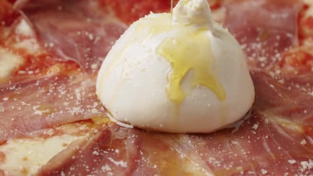 Prosciutto Pizza Met Kaas Witte Achtergrond Bovenaanzicht Italiaanse Keuken Concept — Stockvideo