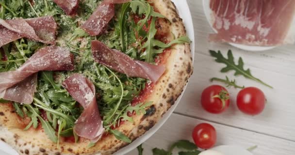 Prosciutto Pizza Serem Strachatella Pomidorami Liśćmi Rukoli Pyszna Pizza Szynką — Wideo stockowe
