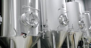Bira demlemek için paslanmaz çelik tanklar. Bira fabrikasında büyük paslanmaz fıçılar. Bira fermantasyonu için ekipman. Bira ekipmanları. Fabrika, bira fabrikası kavramı. Modern bira fabrikası.