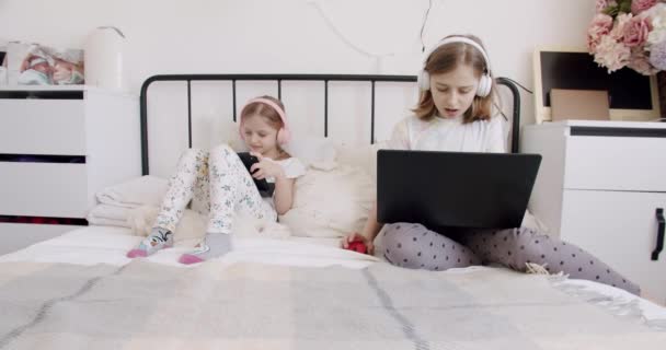 Söta Barn Använder Bärbara Datorer För Utbildning Online Studier Hemstudier — Stockvideo