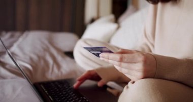Kredi kartıyla internet alışverişi yapan genç bayan müşteri, modern evde dizüstü bilgisayarda güvenli çevrimiçi ödeme kavramının satışını sağlıyor. Güvenli çevrimiçi ödeme kavramı