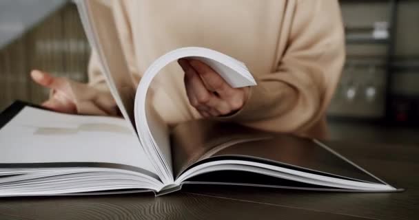 Close Lady Que Gosta Tempo Livre Lendo Lançando Através Livro — Vídeo de Stock