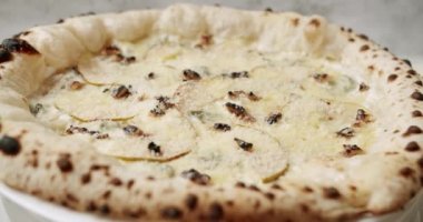 4 peynirli Big Pizza ve armut Lezzetli İtalyan Napoli Pizza Servisi beyaz masa ve malzeme üzerinde. Kamera Uzaklaş. Lezzetli Fast Food. Parmesanlı armut ve Gorgonzola..
