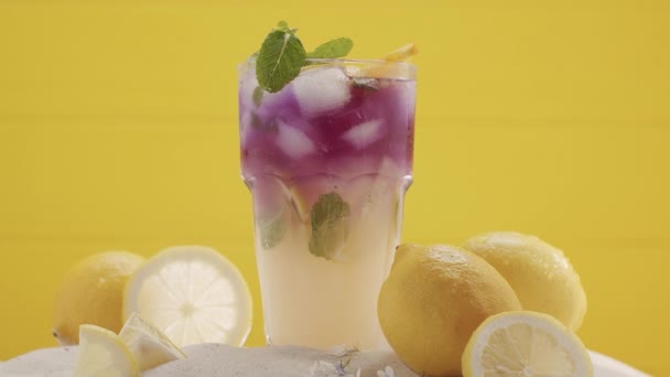 Stukken Ijs Kalk Vallen Een Glas Verfrissende Zomer Limonade Cocktail — Stockvideo