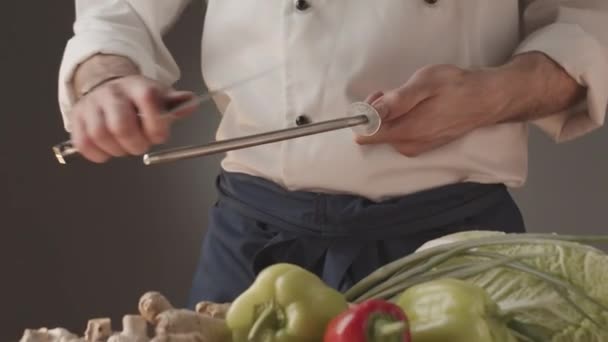 Primer Plano Del Chef Afilando Cuchillo Fresco Antes Cortar Carne — Vídeos de Stock