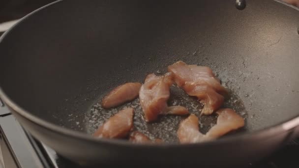 Csirkét Főzök Egy Serpenyőben Konyhában Séf Ízletes Elkészíti Húsos Étel — Stock videók