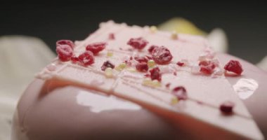 Lezzetli fırının yakın plan çekimleri, tatlı, yuvarlak tatlı, pembe kremalı, siyah arka planda., 
