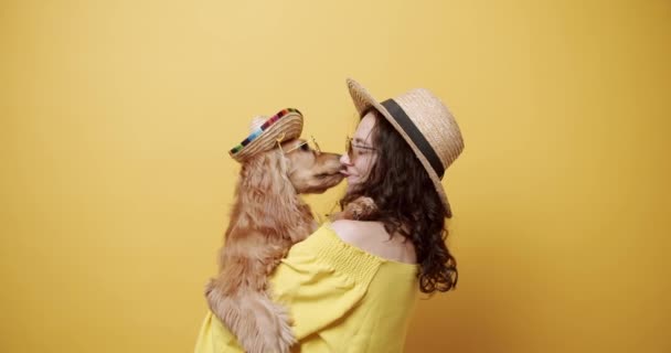 Щаслива Жінка Розважається Коксовою Сковорідкою Самка Собака Грають Ізольованому Жовтому — стокове відео
