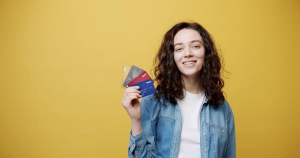 Lächelnde Jährige Mädchen Posiert Isoliert Auf Gelbem Hintergrund Das Konzept — Stockvideo