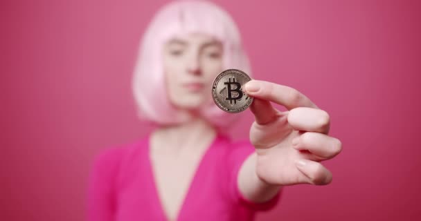 Mulher Bonita Com Cabelo Rosa Segura Uma Bitcoin Mão Ela — Vídeo de Stock
