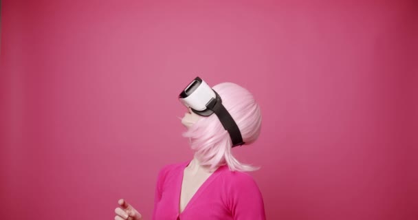 Žena Používá Brýle Virtuální Reality Vyhledávat Dotýkat Virtuálním Životě Izolovaném — Stock video